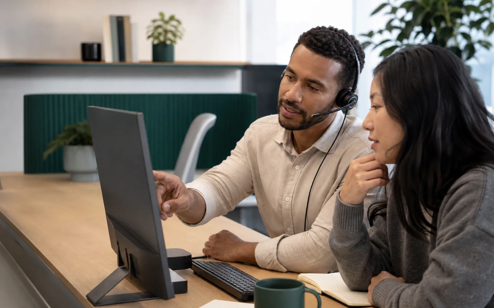 Customer support colleagues collaborating on an issue